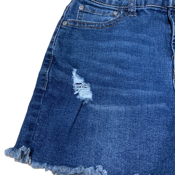 True Craft Cut off Shorts Raw Hem Mid-Rise Medium Blue Wash Distressed Denim - Picture 2 of 8